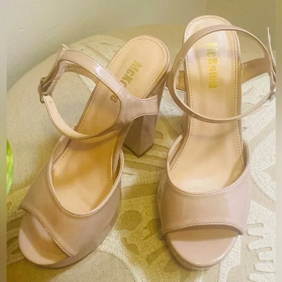 Woman Heels - Picture 1 of 4